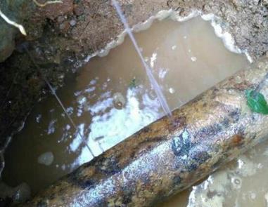 兴县楼顶渗水维修公司分享下地暖漏水的原因及检测方法。